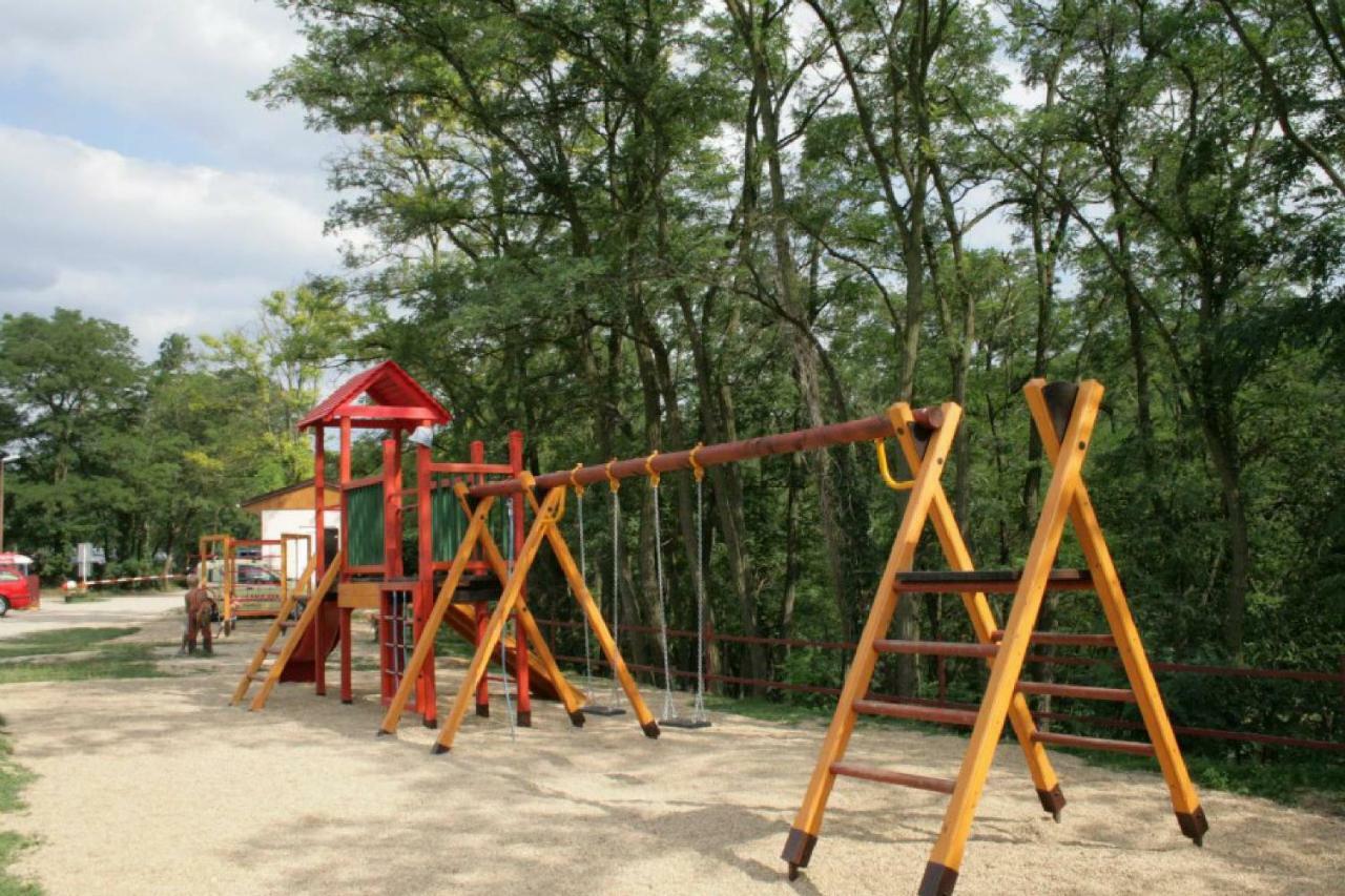 מלון Mobilheimy Camp Vyrovice מראה חיצוני תמונה